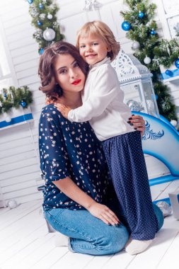 Sevimli kız kadınla 