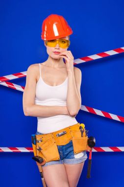 turuncu yapı kask içinde kadın 