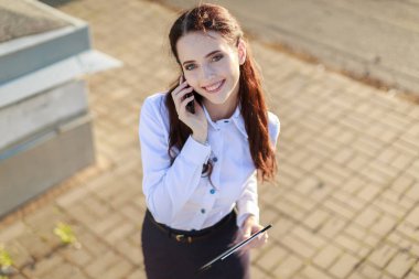 Tablet ve telefon üzerinde çatı ile kız