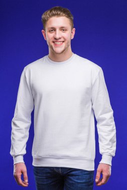 Beyaz gömlekli adam.