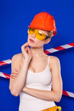 turuncu yapı kask içinde kadın 