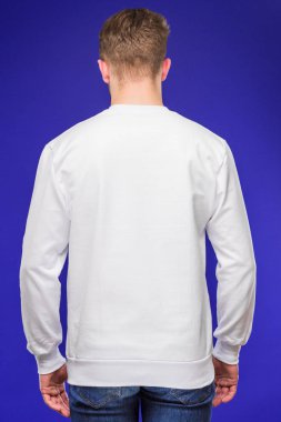 Beyaz gömlekli adam.