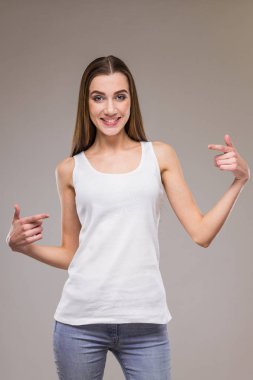 kız beyaz bir gömlek 