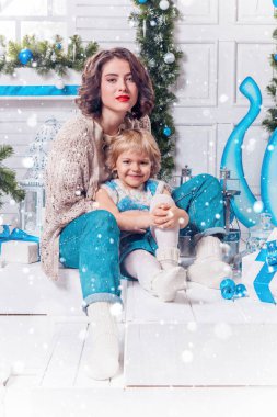 sevimli kız esmer kadınla 