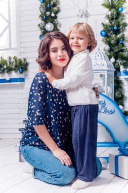 Sevimli kız kadınla 