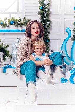 sevimli kız esmer kadınla 