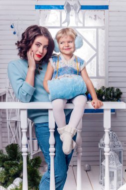 kadın kız mavi kazaklı 