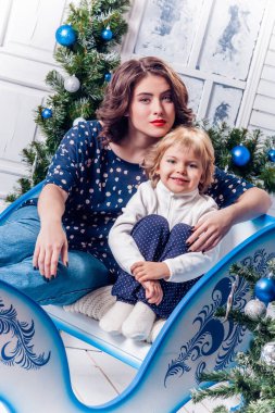 kadın kız mavi kazaklı 