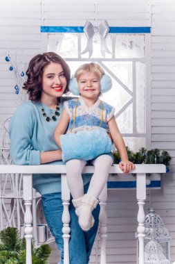 kadın kız mavi kazaklı 