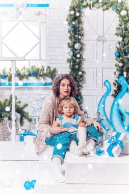 sevimli kız esmer kadınla 