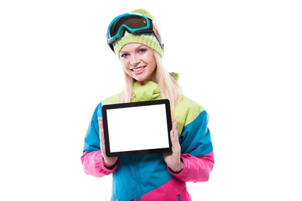 Mujer en traje de nieve con la tableta vacía — Foto de Stock