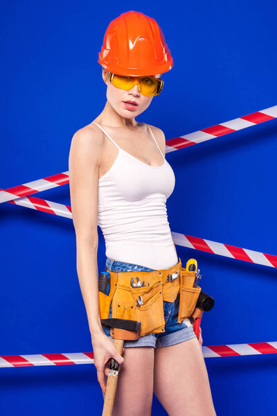 блондинка в шлеме
 