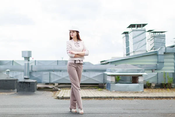 Atractiva dama de negocios en hardhat en el techo — Foto de Stock