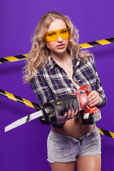Kręcone blond kobieta z narzędzia — Zdjęcie stockowe