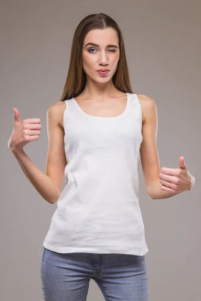 Menina em uma camisa branca — Fotografia de Stock