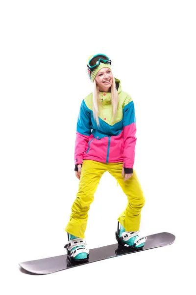 Mulher de terno de esqui passeios snowboard — Fotografia de Stock