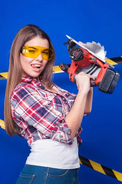 Morena mujer en gafas protectoras — Foto de Stock