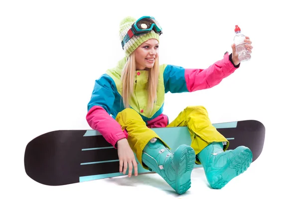 Женщина в лыжном костюме с сноубордом — стоковое фото