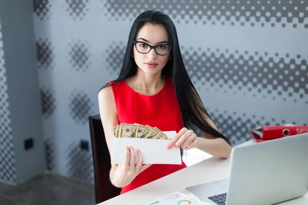Бізнес-леді в червоній сукні за столом — стокове фото