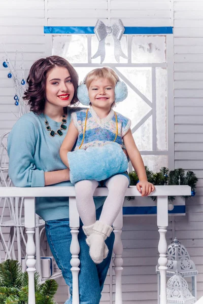 Brunette woman with little girl — Stock Photo, Image