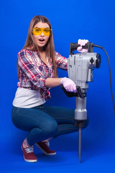 Brunette woman holding construction instrument — Stock Photo, Image