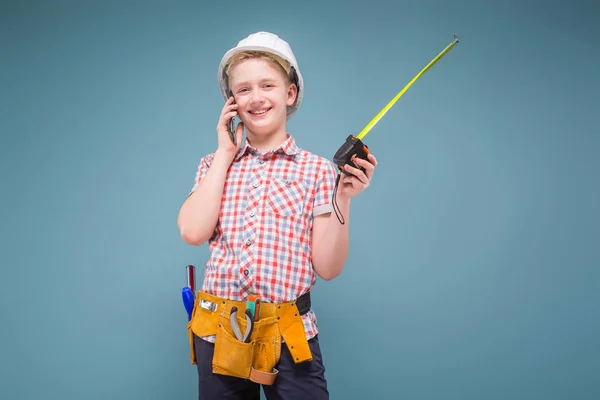 Junge mit Helm und gelbem Werkzeuggürtel — Stockfoto