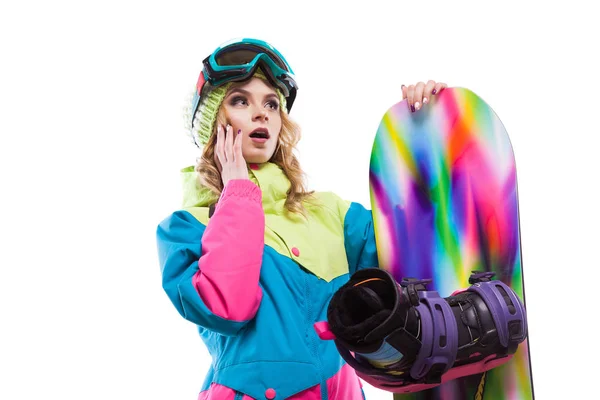 Bella ragazza in tuta da sci con snowboard — Foto Stock