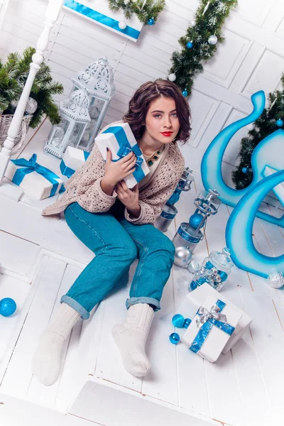 Ragazza con regalo di Natale — Foto Stock