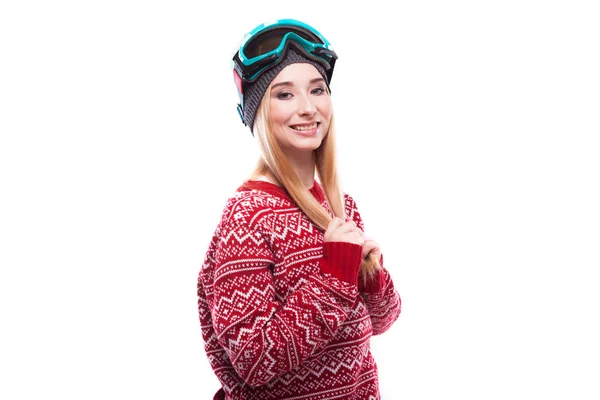 Femme en pull rouge et lunettes de ski — Photo