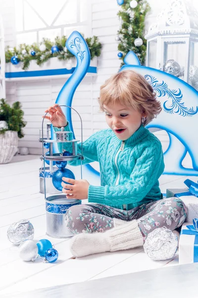 Bonito menina no Natal fundo — Fotografia de Stock