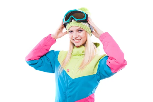Kaunis nuori nainen hiihtoasussa — kuvapankkivalokuva