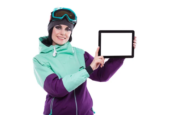Жінка в фіолетовому лижному костюмі з планшетом — стокове фото
