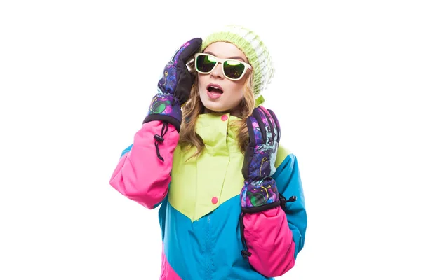 Młoda kobieta w kombinezon narciarski oraz okulary przeciwsłoneczne — Zdjęcie stockowe