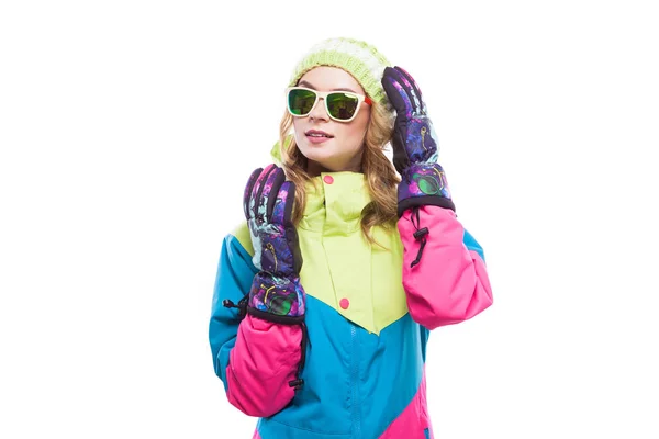 Jeune femme en costume de ski et lunettes de soleil — Photo