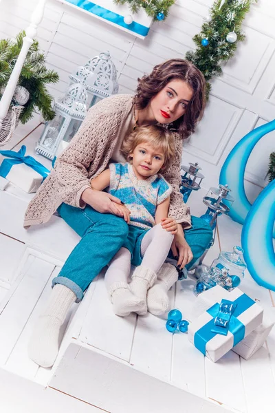 Mujer con chica en Navidad — Foto de Stock