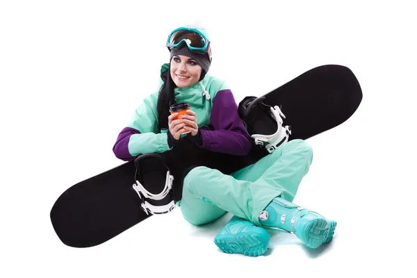 Mulher em traje de esqui roxo com snowboard — Fotografia de Stock