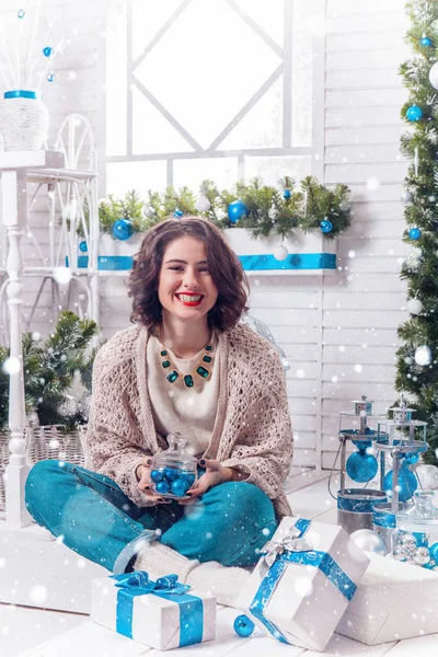 Flicka med julgranskulor — Stockfoto