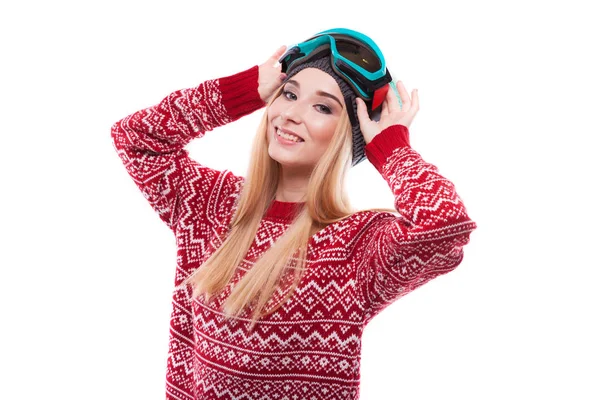 Femme en pull rouge et lunettes de ski — Photo