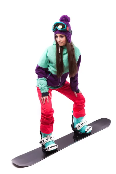 Vrouw in paarse ski rijdt snowboard — Stockfoto