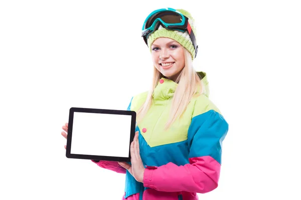 Mujer en traje de nieve con la tableta vacía — Foto de Stock