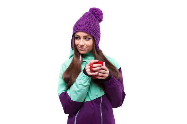 Жінка в лижному пальто тримає чашку — стокове фото