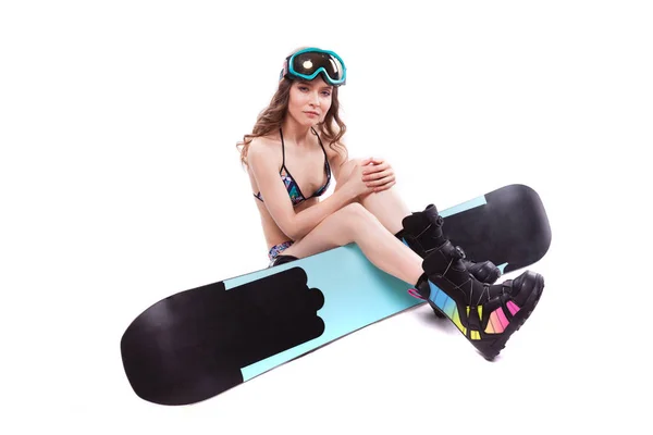 Mooie sexy vrouw in bikini met snowboard — Stockfoto