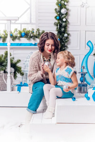 Jeune femme avec fille mignonne — Photo