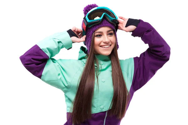 Молодая женщина в фиолетовом лыжном костюме — стоковое фото