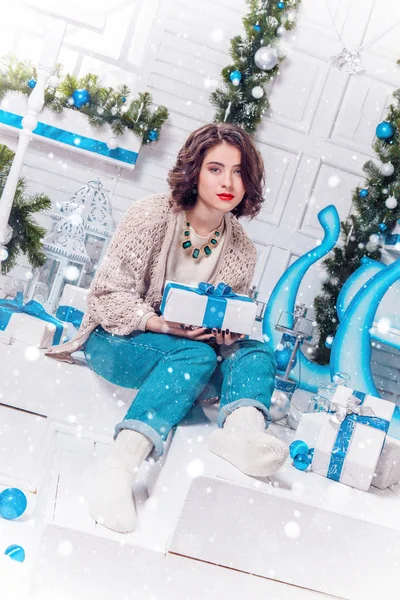 Girl with Christmas gift — Stock Photo, Image