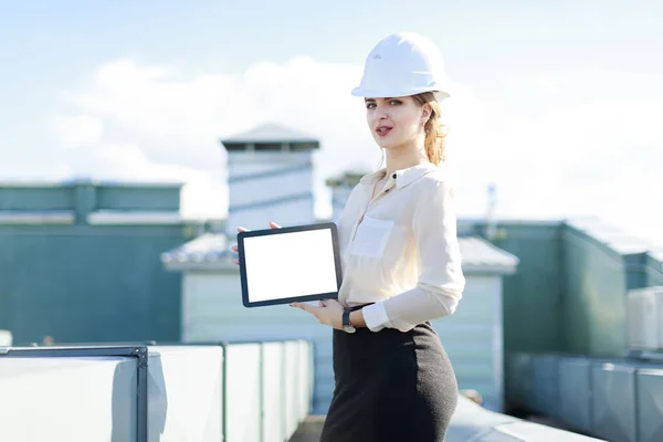 Mujer de negocios en casco en el techo con tableta — Foto de Stock