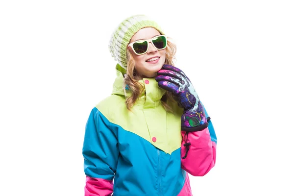 Jeune femme en costume de ski et lunettes de soleil — Photo