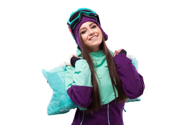 Молодая женщина в фиолетовом лыжном костюме — стоковое фото