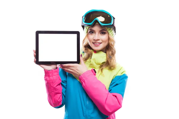 Mujer en traje de esquí con la tableta vacía — Foto de Stock