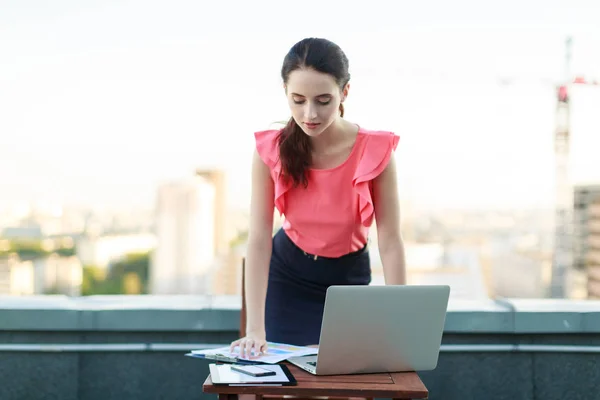 지붕에 노트북에서 일 하는 여자 — 스톡 사진